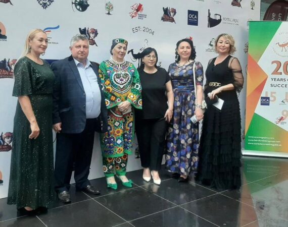 Гульсифат Шахиди и гости фестиваля.