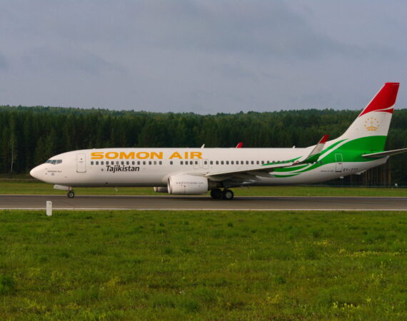 Somon_Air_Boeing_737-800_(EY-777)_before_departure_from_Krasnoyarsk_airport_(KJA_-_UNKL)_2021.08.15