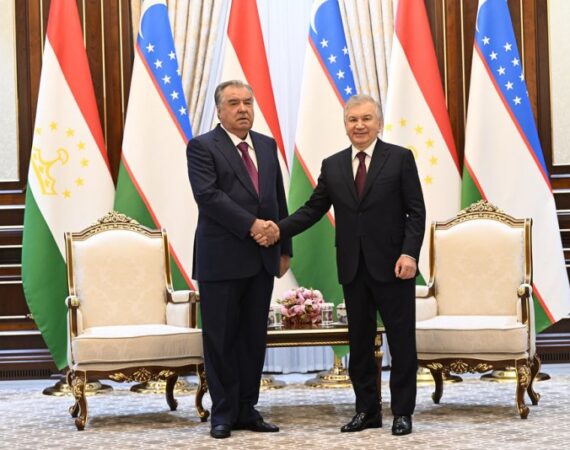 Prezidenti-um-urii-To-ikiston-Emomal-Ra-mon-bo-Prezidenti-um-urii-Uzbekiston-SHavkat-Mirziyoev-mulo-ot-namudand-1