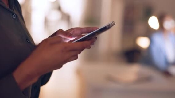 depositphotos_650319640-stock-video-night-phone-hands-woman-typing